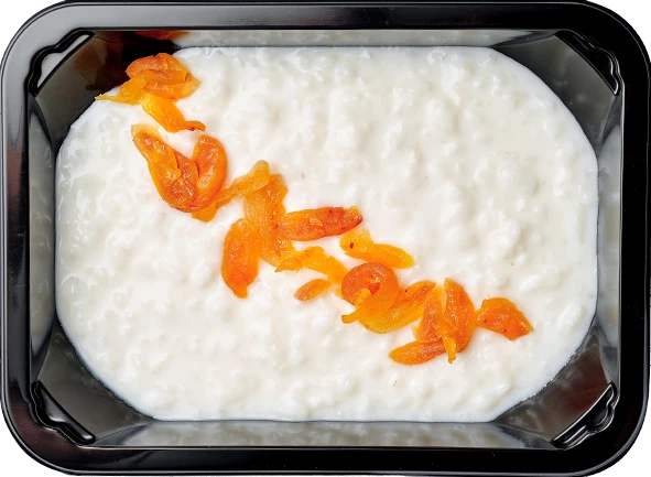 Рисовая каша на молоке с курагой