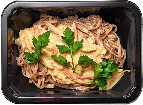 Вок с гречневой лапшой и курицей в чесночном соусе