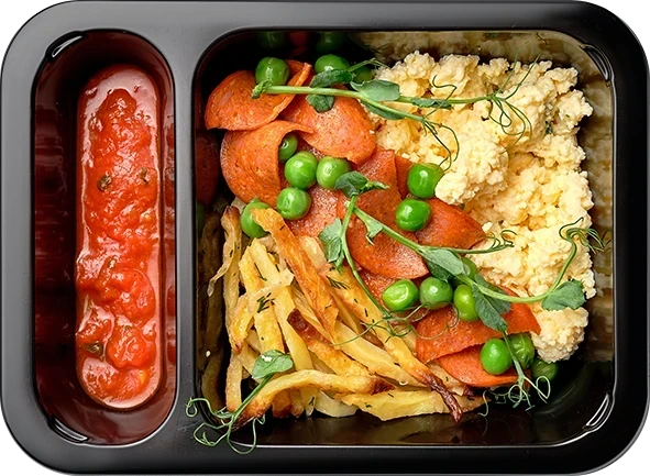 Скрэмбл с картофелем, пепперони и зеленым горошком