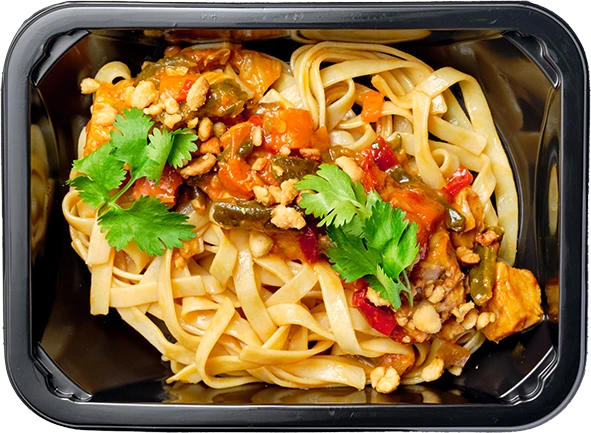 Лапша с овощами и курицей в соусе пад-тай