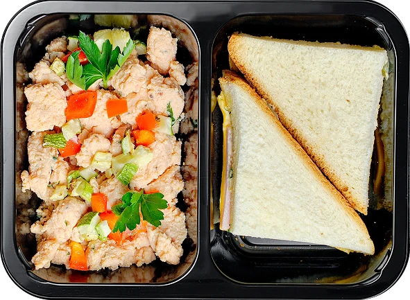 Томатный скрэмбл с овощами и сэндвичем