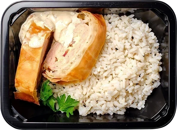 Мясной штрудель с соусом карбонара<br/>Отварной рис с черным кунжутом