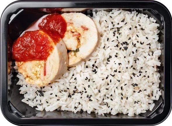 Рулет с сыром моцарелла и томатами<br/>Отварной рис с черным кунжутом