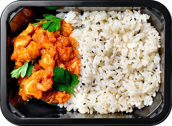 Отварной рис с черным кунжутом<br/>Куриное бедро в соусе баффало